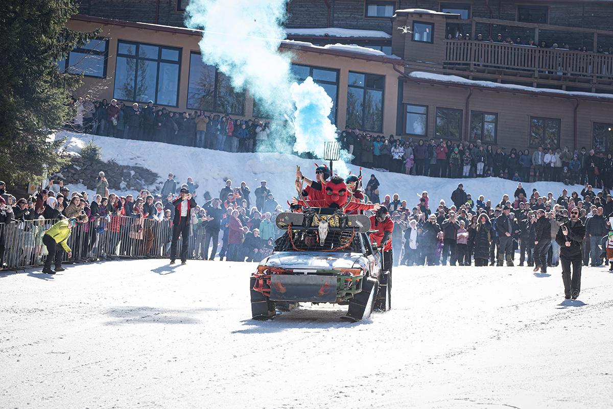 Kreatív járművek és jelmezes kavalkád